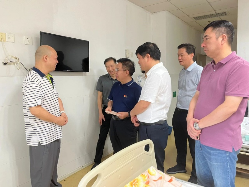 雨中慰問(wèn)紓愁困 黨內(nèi)幫扶暖人心——全鐵軍一行赴中南建設(shè)集團(tuán)開(kāi)展“七一”走訪慰問(wèn)活動(dòng)
